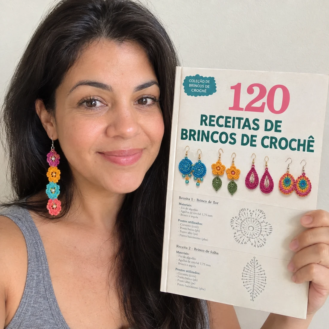 Mulher usando brinco de crochê segurando a receita